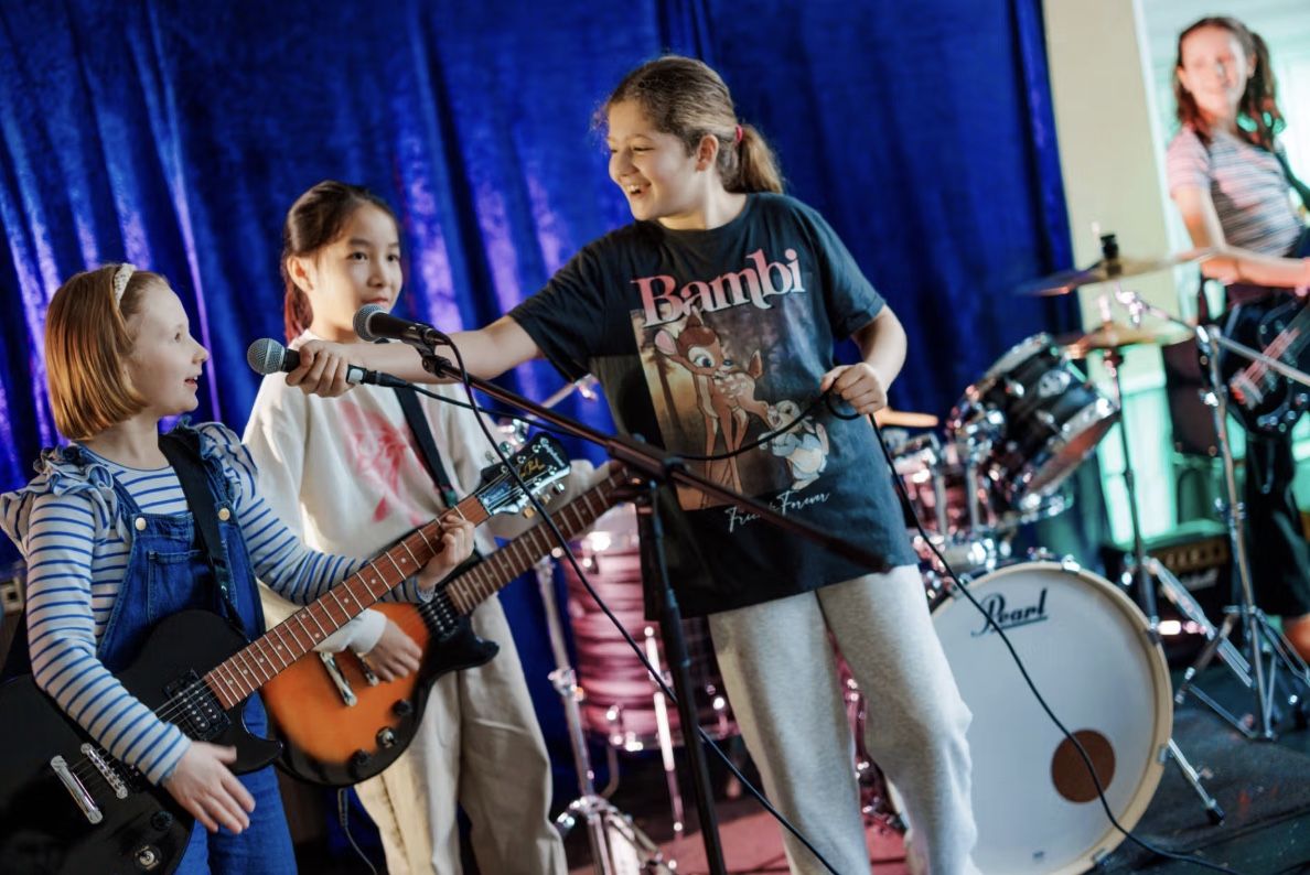 Jenter som spiller instrumenter. Foto: Oda Hveem / visuello.no