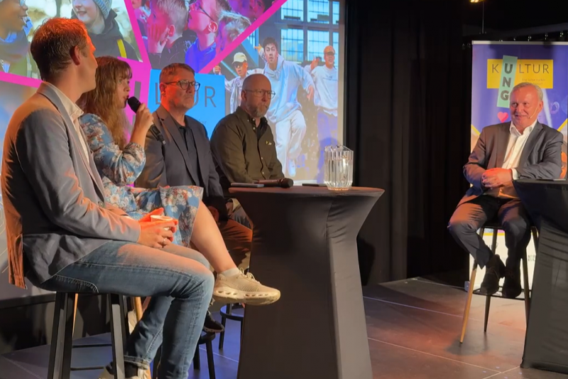 Paneldebatt med fire deltakere og ordstyrer under Arendalsuka 2025.