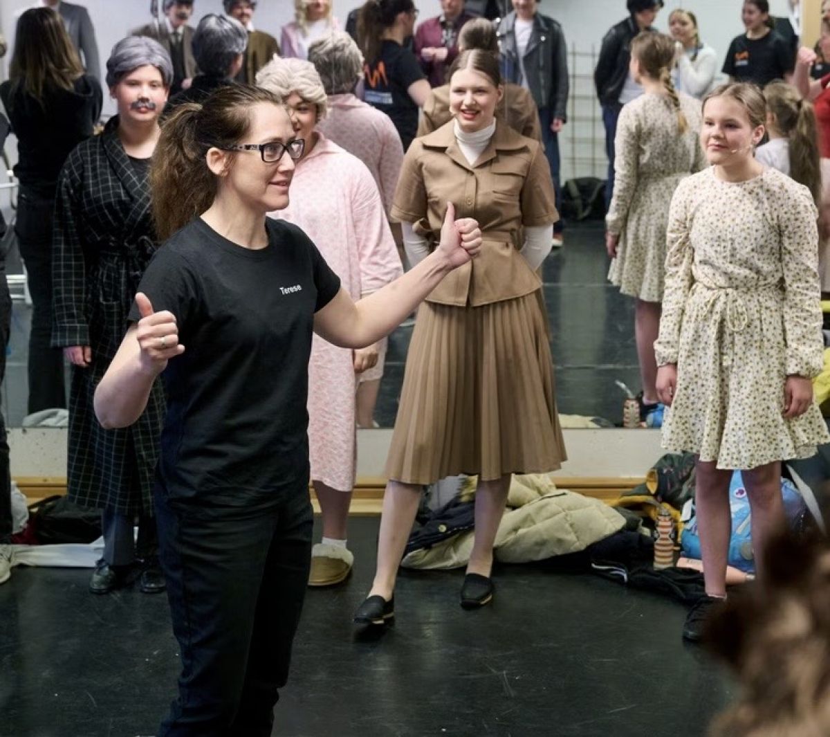 Aminda takker sin dramalærer Terese Moe Dahle ved Namsos kulturskole. - Hun har vist meg tillit og hatt trua på meg hele veien, forteller Aminda. Foto: Bjørn Tore Ness, Namdalsavisa