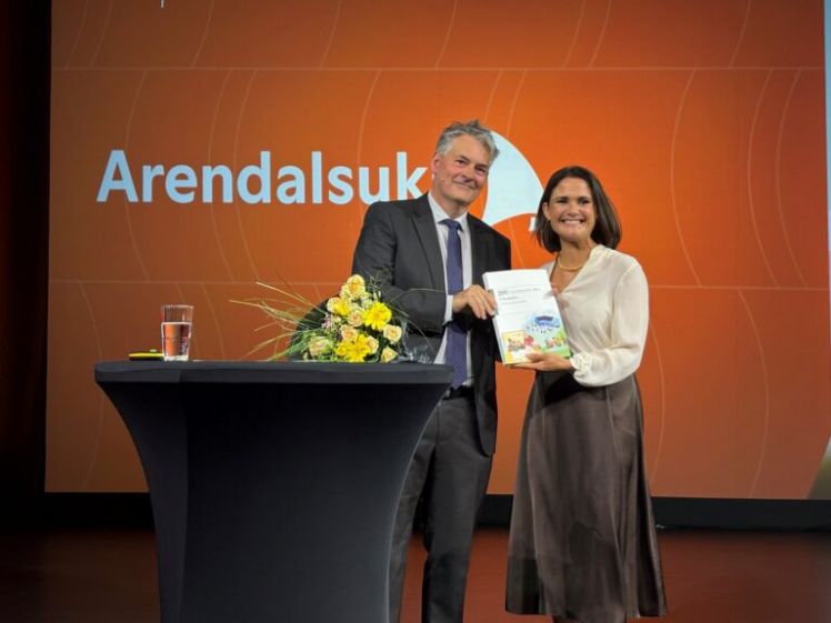 Bjørn Haugstad, leder av Fellesskoleutvalget sammen med Kari Nessa Nordtun, kunnskapsminister. Foto: Regjeringen.no
