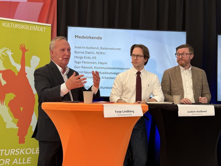Styreleder Terje Lindberg var ordstyrer i debatten. Til høyre Joakim Aadland (Balansekunst) og Bjarne Dæhli (NOKU)