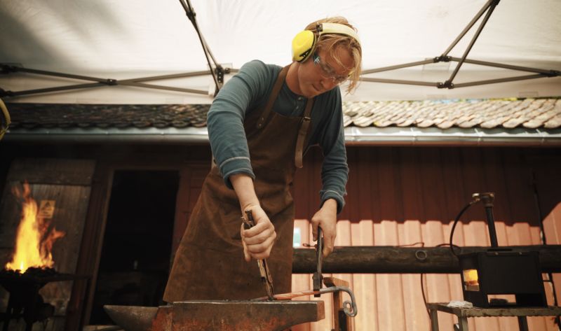 Smed i arbeid. Fra sommerskolen i tradisjonshåndverk ved Vestby kulturskole.
