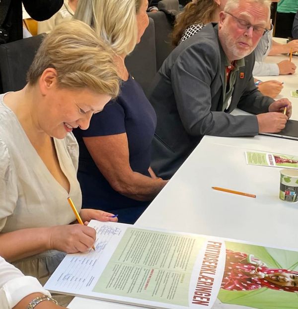 Helga Pedersen, Kulturskolerådets styreleder, signerer Fritidserklæringen. (Foto: privat)