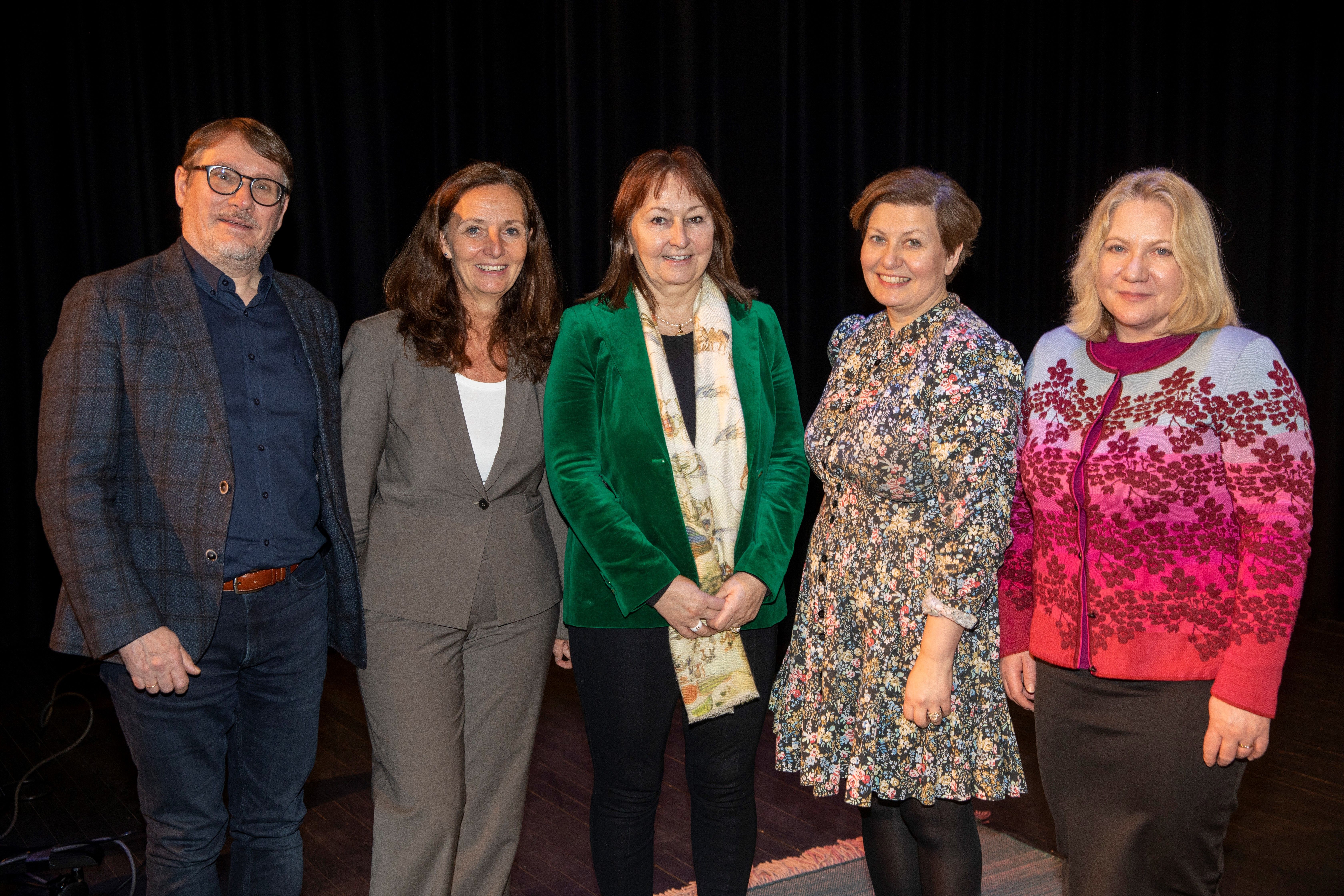 Morten Christiansen (dir., Kulturskolerådet), Gunn Karin Gjul (statssekretær, Kommunal- og distriktsdep.), Gunn Marit Helgesen (styreleder, KS), Helga Pedersen (styreleder, Kulturskolerådet), Kristin Holm Jensen (avd.dir, KS).